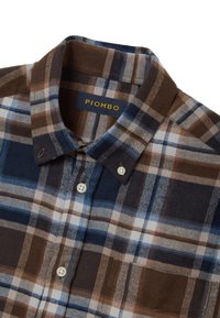 Camicia di flanella a quadri marrone e blu con colletto button-down, caratterizzata da bottoni bianchi e logo "PIOMBO" sull'orlo del colletto.