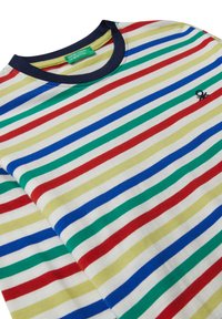 Tričko s kulatým výstřihem a vodorovnými pruhy v zelené, červené, modré a žluté barvě, s navy límcem a malým černým vyšitým logem.