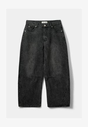 Pantalons en denim gris foncé à jambes larges, avec une texture légèrement déchirée, dotés de poches avant et d'une fermeture à bouton à la taille.