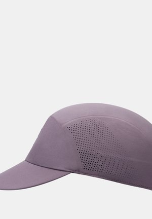 Fialová čiapka s ohnutým šiltom, vyrobená z hladkej látky. Na bočnom paneli má perforované detaily pre vetranie.