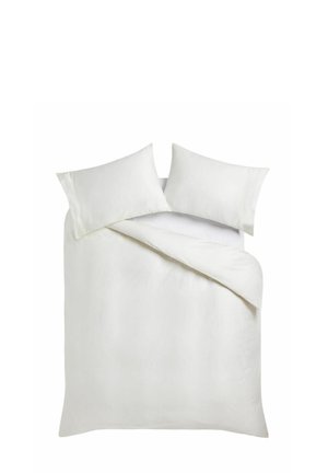 Weißes Bett mit zwei Kissen und einem teilweise gefalteten weißen Bettbezug, von oben auf einem weißen Hintergrund gesehen.