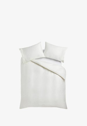 Weißes Bett mit zwei Kissen und einem teilweise gefalteten weißen Bettbezug, von oben auf einem weißen Hintergrund gesehen.