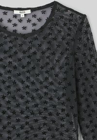 Haut noir transparent avec motif floral en velours, col rond et manches longues. Le tissu a une texture lisse et une apparence légèrement transparente.