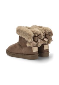 Las botas de tobillo de ante marrón cuentan con un suave puño de piel de peluche, dos lazos decorativos de satén en la parte trasera y una suela de goma texturizada para mayor agarre.
