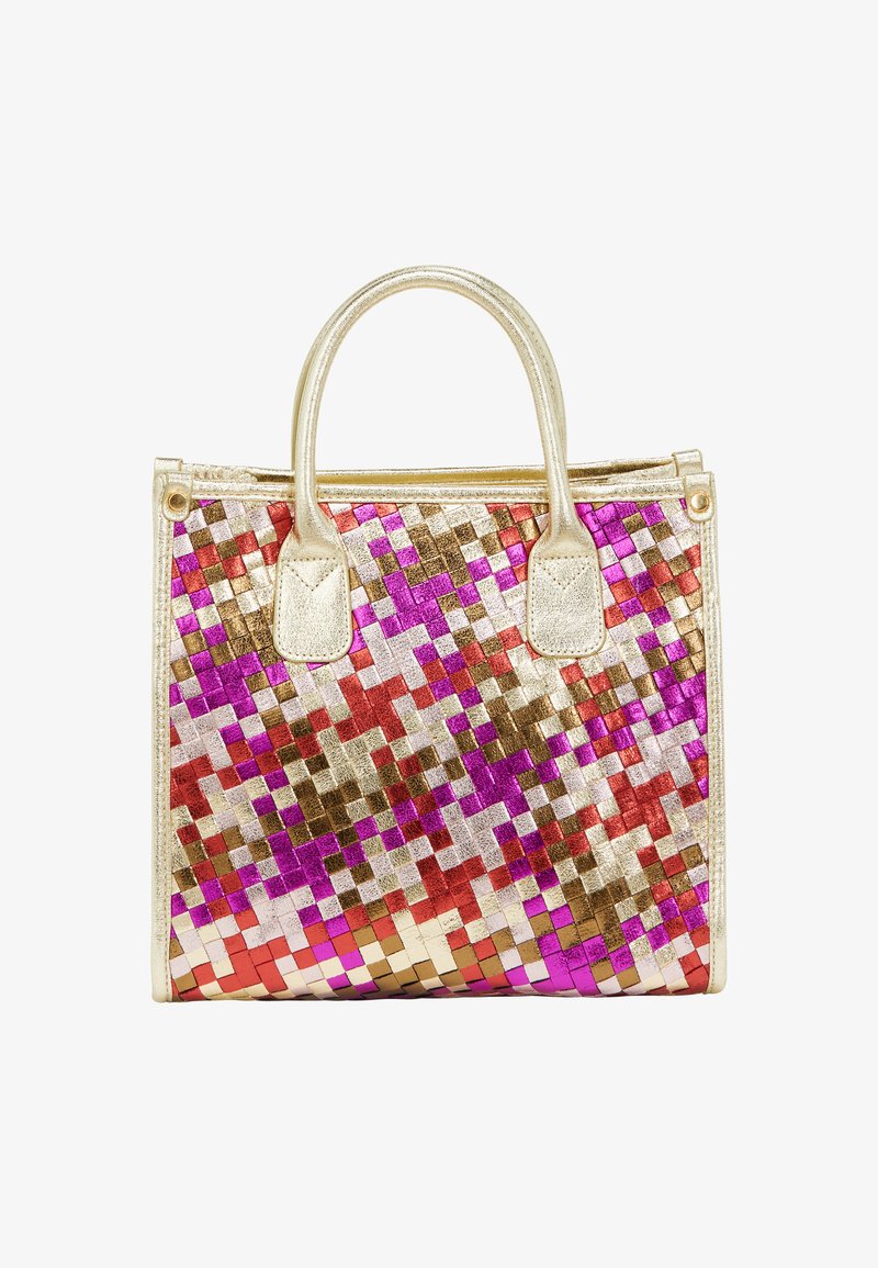 Metallisk håndtaske med et flettet mønster i guld, pink, rød og lilla. Har to solide håndtag og en struktureret form.