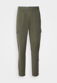 Olivově zelené cargo kalhoty vyrobené z bavlněné směsi, se dvěma bočními kapsami, pasem s poutky na opasek a zúženým střihem nohavic.