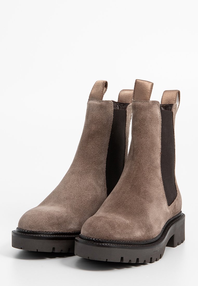 Braune Wildleder Chelsea-Stiefel mit elastischen Seitenpaneelen, Zuglaschen und einer klobigen Gummisohle mit einem strukturierten Profil.