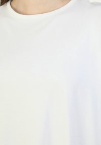 Wit T-shirt met korte mouwen en een ronde hals, gemaakt van gladde stof, met een eenvoudig ontwerp zonder zichtbare patronen of accenten.