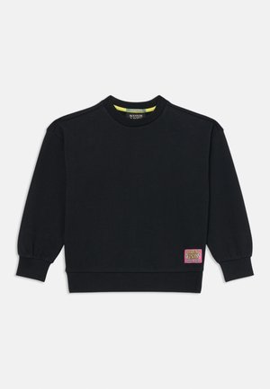 Sweatshirt preto com decote redondo, mangas longas e punhos canelados. Apresenta um patch colorido "Forest Finds" na parte inferior esquerda.