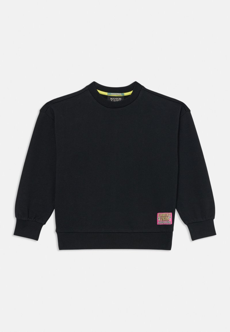 Svart hettegenser med rund hals, lange ermer og ribbestrikkede mansjetter. Har et fargerikt "Forest Finds"-merke nederst til venstre.