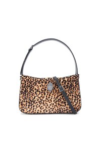 Sac à main en imprimé léopard avec une silhouette structurée, doté d'une bandoulière en cuir noir et d'un détail de fermoir en métal argenté au centre.