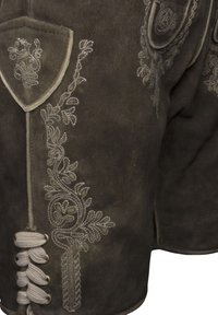 Braune Wildleder-Shorts mit filigraner, heller Stickerei, dekorativem Aufnäher, geschnürtem Verschluss und seitlichen Schlitzen für mehr Komfort.