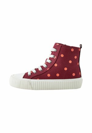 Bordeauxroter High-Top-Sneaker mit weißer Sohle, weißen Schnürsenkeln, orangen Punkten und verstärkter weißer Zehenkappe.