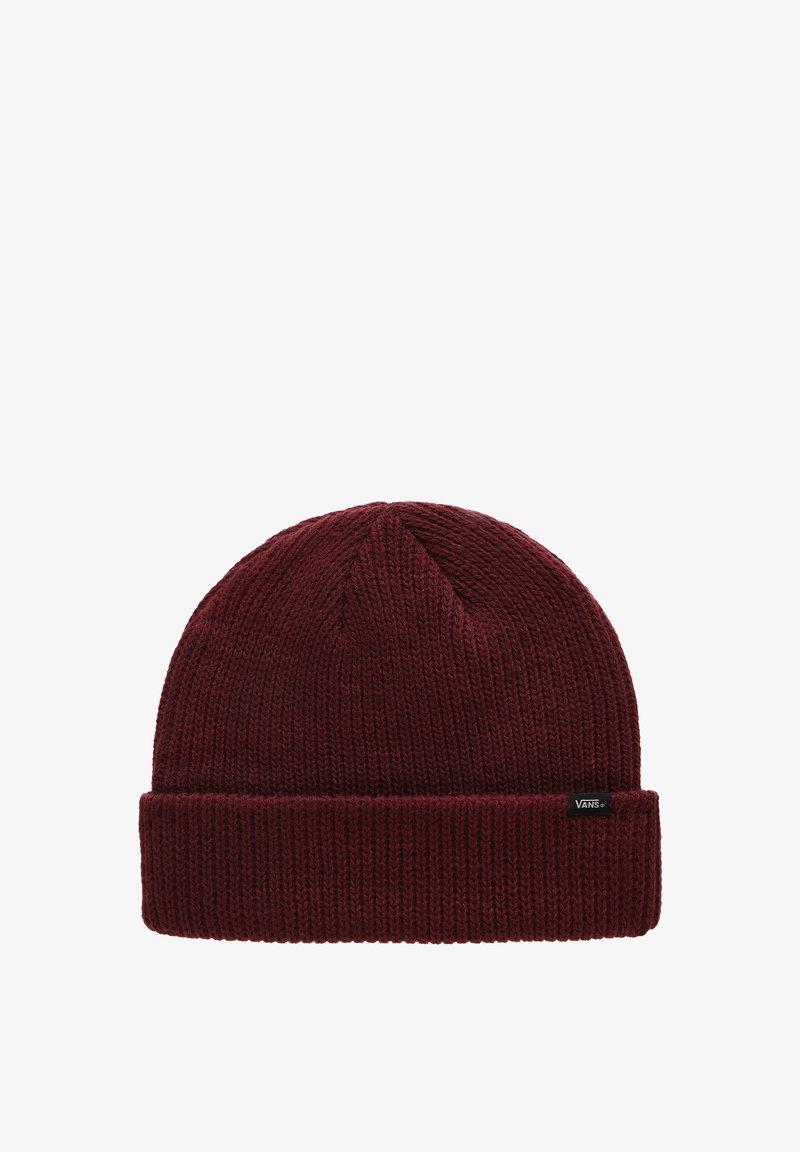 Burgunderfarbene Strickmütze mit umgeschlagenem Bündchen und kleinem schwarzen Vans-Logo-Tag am Bündchen vor einem weißen Hintergrund.