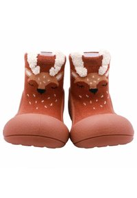 Botas de punto rojas con un diseño de reno, acentos blancos en los cuernos y suelas de goma texturizadas para mayor agarre. Los patrones incluyen puntos y características faciales.