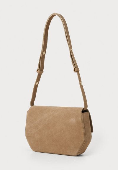 Tan suede skuldertaske med et struktureret design, kantet form, justerbar rem og detaljer i guldfarvet metal.