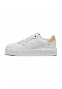Fehér bőr sneakers, párnázott nyelvvel, strukturált panel díszítéssel és vastag fehér középtalppal. Arany színű logó a fűzők mellett a részletekért.