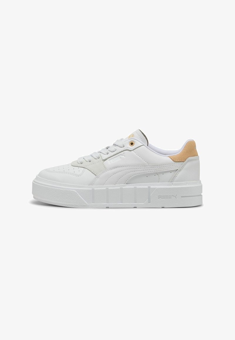 Fehér bőr sneakers, párnázott nyelvvel, strukturált panel díszítéssel és vastag fehér középtalppal. Arany színű logó a fűzők mellett a részletekért.