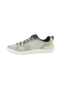 Leichte graue Sportschuhe mit einem Obermaterial aus Mesh, strukturierten Akzenten, schwarzen Schnürsenkeln und einer Gummisohle, die ein gemustertes Profildesign aufweist.