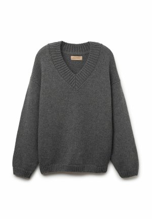 Grauer V-Ausschnitt-Pullover aus strukturierter Strickware mit überschnittenen Schultern sowie Rippbündchen und -saum. Etikett an der Halsöffnung sichtbar.