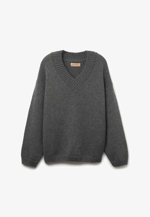 Grauer V-Ausschnitt-Pullover aus strukturierter Strickware mit überschnittenen Schultern sowie Rippbündchen und -saum. Etikett an der Halsöffnung sichtbar.