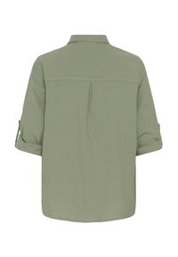 Chemise vert olive à manches longues retroussées, avec un pli au dos et un col classique, vue de dos.