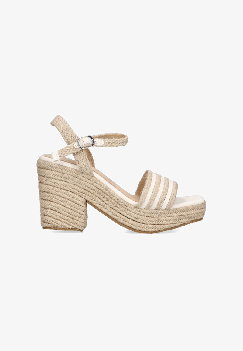 Sandalias de cuña con una base de yute natural trenzado, correas de piel blanca, hebilla en el tobillo y diseño de plataforma, que presentan tres correas horizontales.