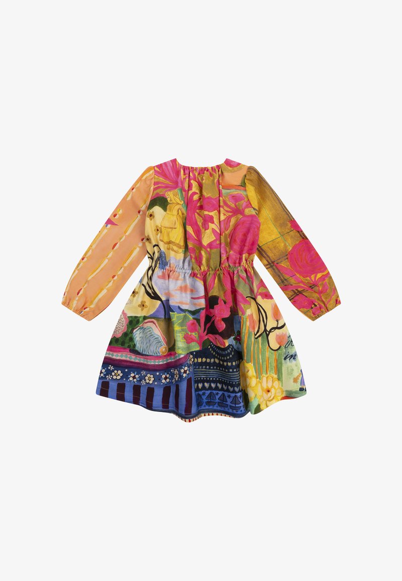 Kleurrijke bloemenjurk met lange mouwen, geplooide taille en verschillende patronen, waaronder roze en gele bloemen, blauwe vormen en textuurcontrasten.