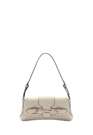 Sac à bandoulière en cuir beige avec fermeture à rabat, sangles décoratives à boucle et bandoulière noire réglable.