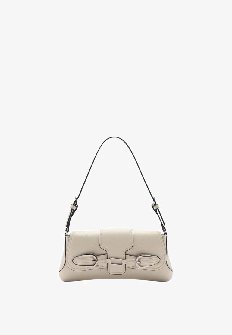 Sac à bandoulière en cuir beige avec fermeture à rabat, sangles décoratives à boucle et bandoulière noire réglable.