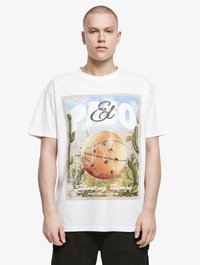 T-shirt en coton blanc avec un imprimé graphique représentant un ballon de basketball orné d'éléments de cactus et floraux, et le texte "El PAO Shooting Range."
