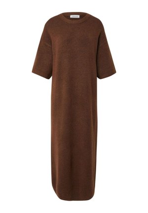 Braunes, oversized Strickkleid mit rundem Ausschnitt und kurzen Ärmeln. Der Stoff hat eine weiche Textur und reicht bis zur Mitte der Waden.
