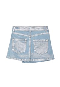 Gonna di jeans azzurro chiaro con forma svasata, finitura metallica e due tasche posteriori. Presenta una vita cucita e dettagli di cucitura inclinata.