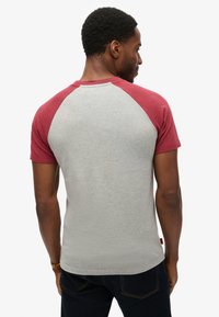Superdry & Co ESSENTIAL czerwony