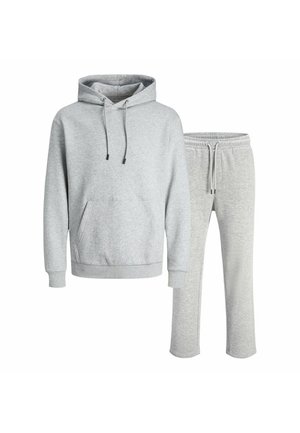 Hellgrauer Baumwoll-Hoodie mit Kordelzug und passenden Sweathosen mit elastischem Bund und Kordelzug, dargestellt vor weißem Hintergrund.