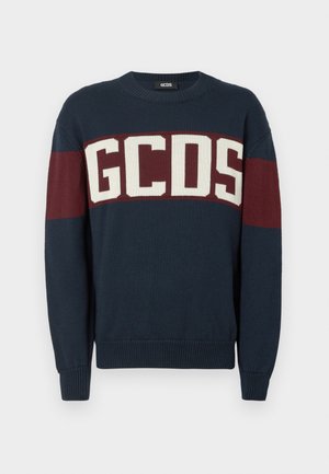 Maglione lavorato a maglia blu navy con strisce orizzontali bordeaux e lettering bianco "GCDS" sul petto. Polsini e orlo a costine.