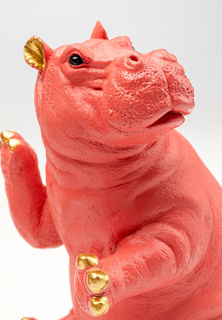 Korallenfarbene Nilpferdskulptur mit strukturiertem Fell, glänzenden goldenen Akzenten an Ohren und Klauen sowie einem erhobenen Pfotendesign.