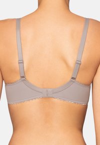 Beha van een gladde, lichte grijze stof met geschulpte randen langs de zijkanten, verstelbare bandjes en een haak-en-oogsluiting op de rug.