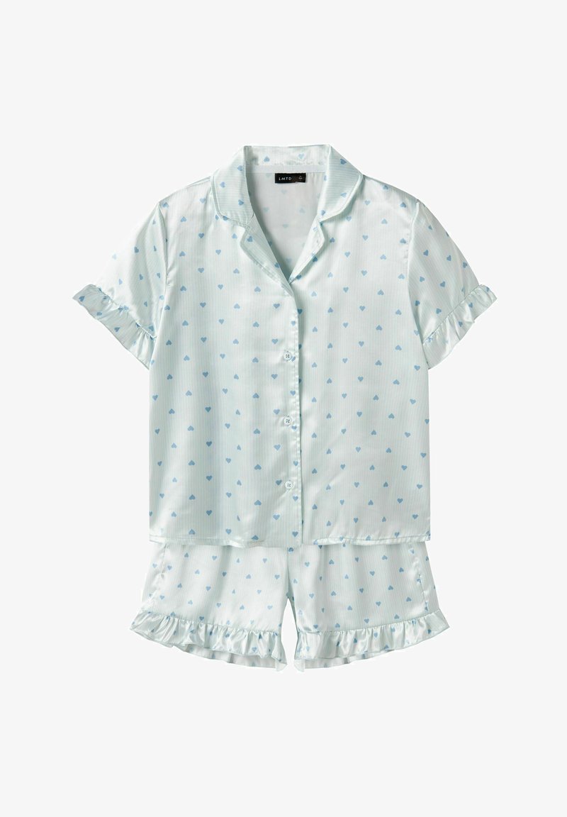 Haut de pyjama bleu clair à manches courtes avec boutons et short assorti avec petits motifs de cœurs bleus et bords à volants sur les manches et le short.