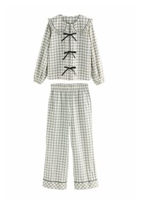 Tjekkede pyjamas sæt i hvid og marineblå. Har en flæsekantet krave, lange ærmer og frontbinder. Elastisk talje på bukserne med pipede manchetter.