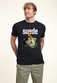 Svart bomull T-shirt med grafisk tryck med texten "suede" och färgglada designelement. Korta ärmar och figurnära passform.