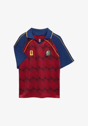 Czerwona i granatowa koszulka piłkarska z krótkim rękawem z geometrycznym wzorem, żółtą lamówką, logo FIFA i herbem reprezentacji Hiszpanii na piersi.