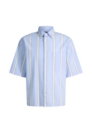 Jasnoniebieska koszula na krótkie rękawy zapinana na guziki, z białymi i beżowymi pionowymi paskami oraz kieszenią na piersi po lewej stronie.