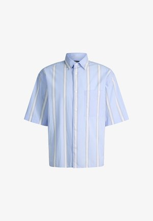 Jasnoniebieska koszula na krótkie rękawy zapinana na guziki, z białymi i beżowymi pionowymi paskami oraz kieszenią na piersi po lewej stronie.