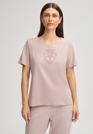 Vaaleanpunainen lyhythihainen T-paita pehmeästä kankaasta, jossa on pyöreä pääntie ja hienovarainen kohopainettu logokuvio rinnassa.