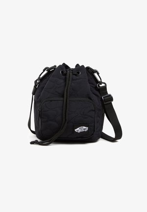 Bolso tipo saco negro acolchado con cordón, bolsillo delantero con cremallera, correa de hombro ajustable y parche con el logo "Off The Wall" de Vans.