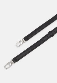 Czarny, teksturowany pasek z metalowymi klipsami w kolorze srebrnym, charakteryzujący się plecionym wzorem oraz regulowanym odcinkiem z klamrą.