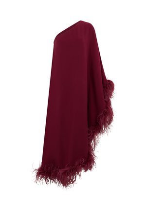 Chal burdeos asimétrico con tela suave, estilo drapeado, con borde de plumas esponjosas a lo largo de los bordes.