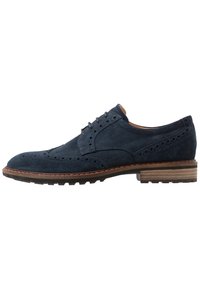 Chaussures brogues en daim bleu marine avec détails perforés, design à lacets, accents en cuir marron et semelle en caoutchouc pour l'adhérence.