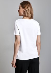 Street One V-NECK - Jednoduché tričko - weiß